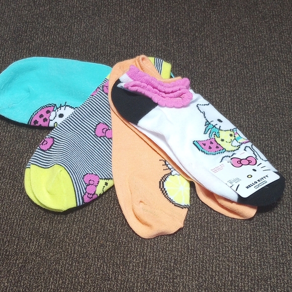 Hello Kitty sock bundle 4 pair - Picture 2 of 3